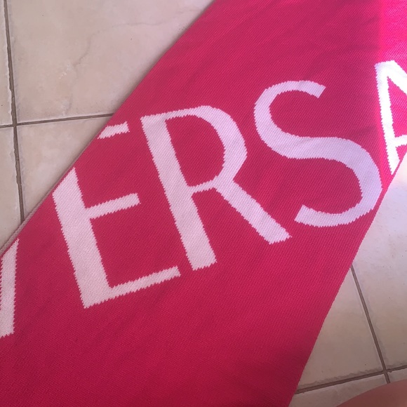 Versace hot pink and white scarf - Picture 4 of 8